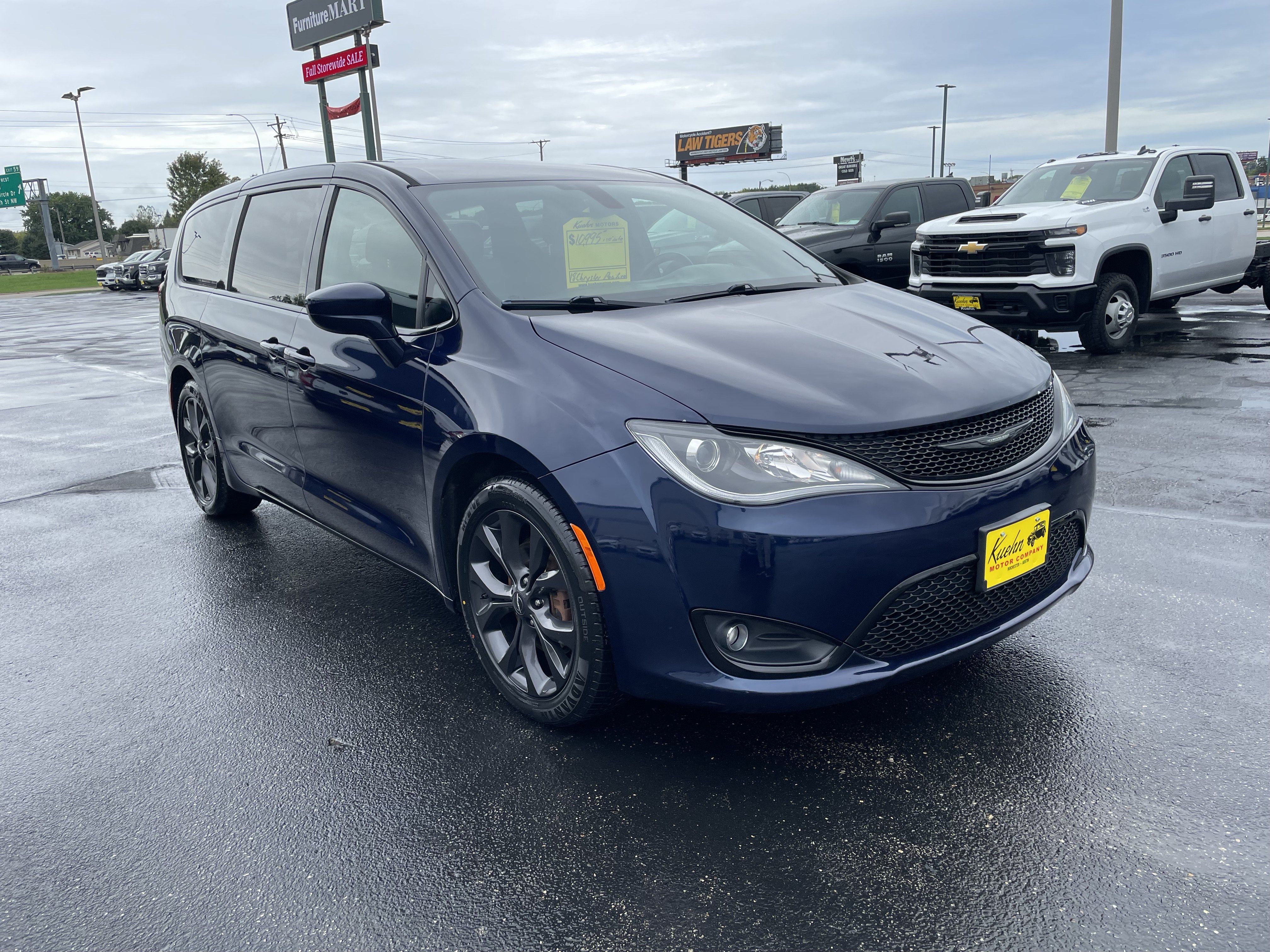 Used 2018 Chrysler Pacifica Touring Plus w/ S Appearance Package FWD image 2