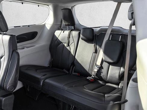 Used 2019 Chrysler Pacifica Touring-L Plus image 25