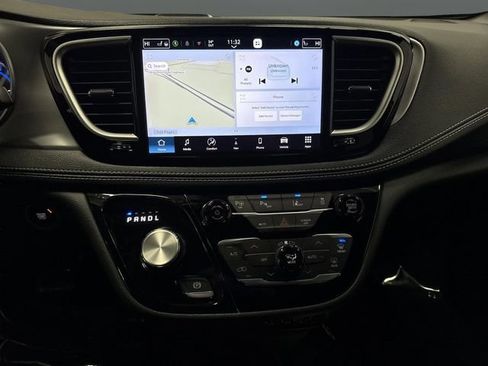 Used 2024 Chrysler Pacifica Select image 8