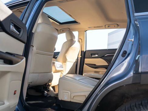 Used 2015 Toyota Highlander Limited AWD/4WD image 21