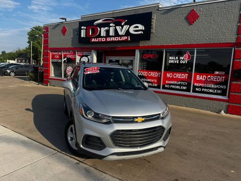 Used 2018 Chevrolet Trax LT w/ LT Convenience Package AWD/4WD image 3