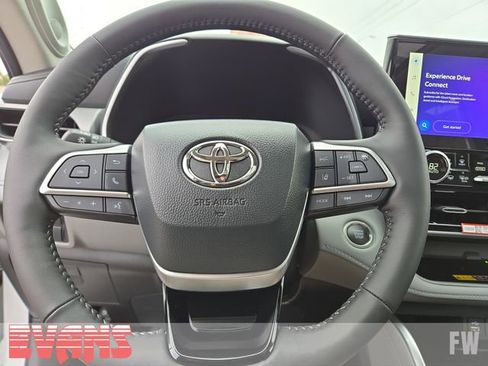 Used 2025 Toyota Highlander Platinum image 14