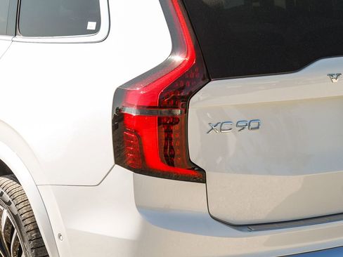 New 2026 Volvo XC90 T8 Plus w/ Protection Package image 9