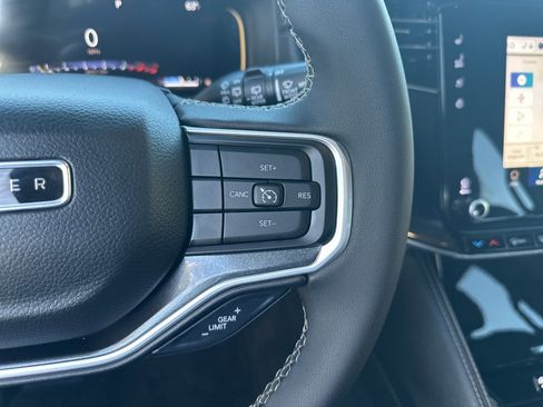 Used 2023 Jeep Wagoneer Base image 12