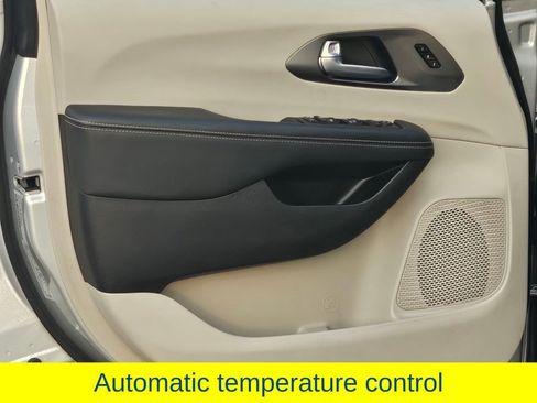 Used 2024 Chrysler Pacifica Touring-L image 32