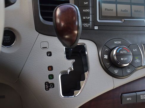 Used 2013 Toyota Sienna XLE w/ Premium Pkg image 13