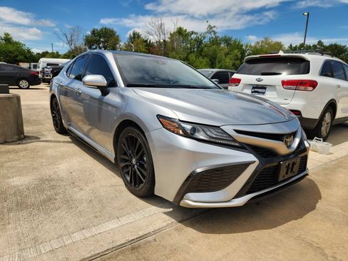 Used 2021 Toyota Camry XSE FWD image 3