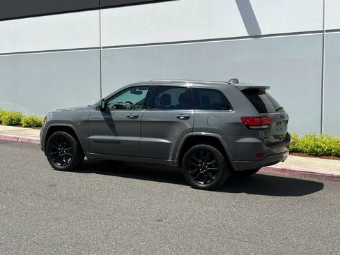 Used 2019 Jeep Grand Cherokee Altitude AWD/4WD image 4