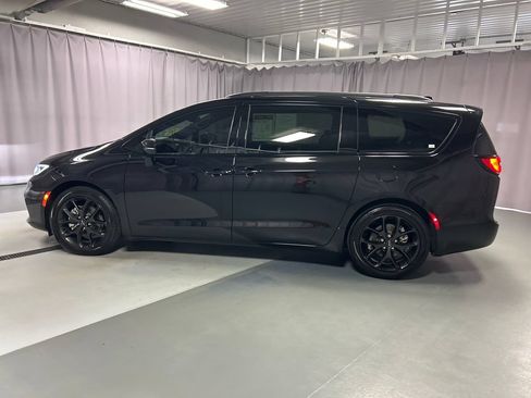 Used 2024 Chrysler Pacifica Limited w/ S Appearance Package FWD image 4