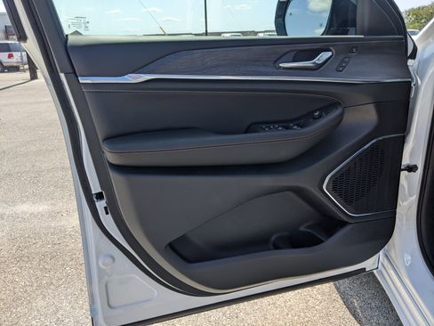 New 2025 Jeep Grand Cherokee Overland w/ Luxury Tech Group IV image 16