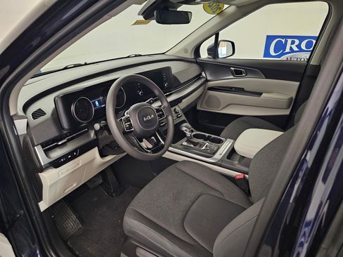 Used 2024 Kia Carnival LX FWD image 11