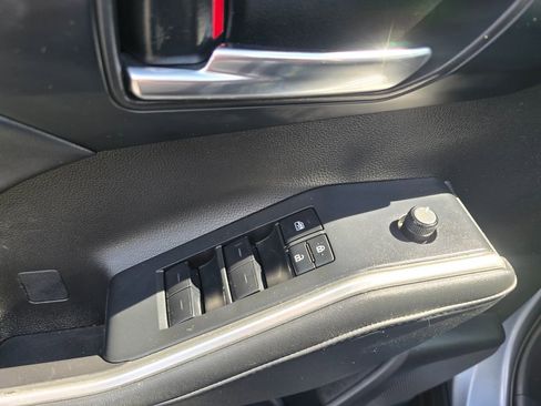 Used 2022 Toyota Highlander XLE AWD/4WD image 18
