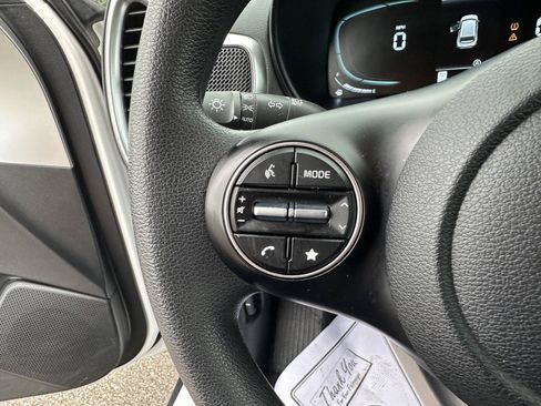 Used 2025 Kia Soul LX w/ LX Technology Package FWD image 20