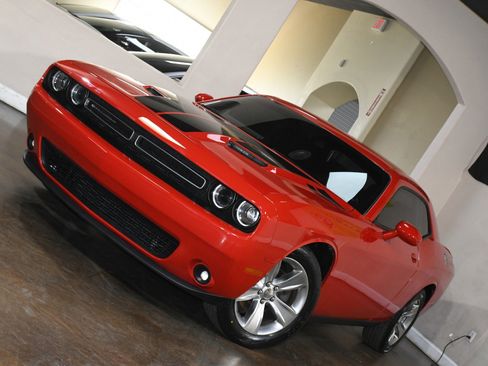 Used 2020 Dodge Challenger SXT image 78