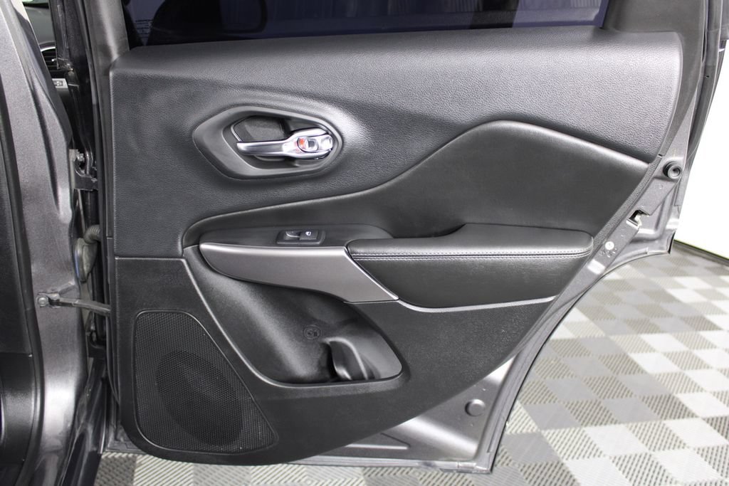Used 2019 Jeep Cherokee Limited AWD/4WD image 32
