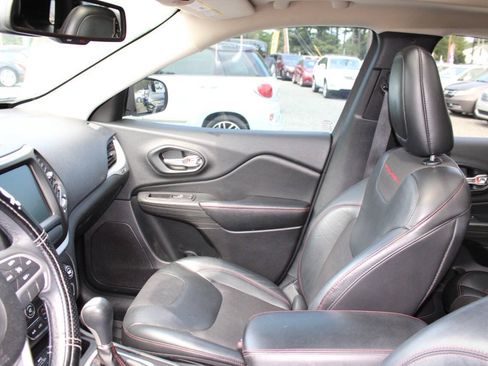 Used 2016 Jeep Cherokee Trailhawk w/ Comfort/Convenience Group AWD/4WD image 14