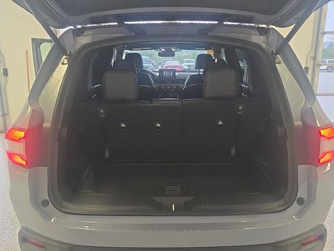 Used 2025 Honda Pilot TrailSport image 14