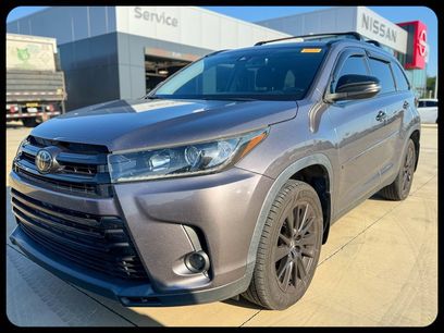 Used 2019 Toyota Highlander SE w/ Nightshade Edition