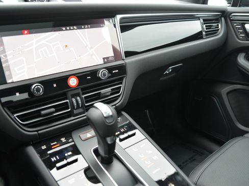 Certified 2026 Porsche Macan AWD/4WD image 27