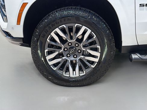 Used 2025 Chevrolet Suburban Z71 AWD/4WD image 41