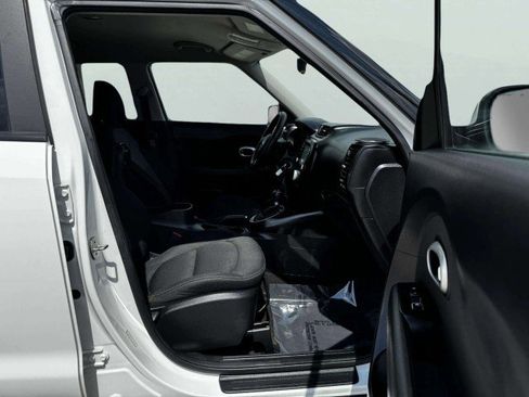 Used 2018 Kia Soul + image 44