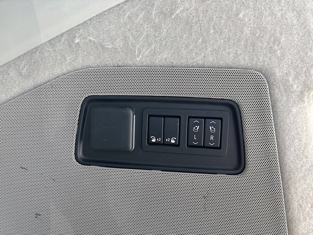 Used 2022 Cadillac Escalade ESV Sport Platinum AWD/4WD image 25