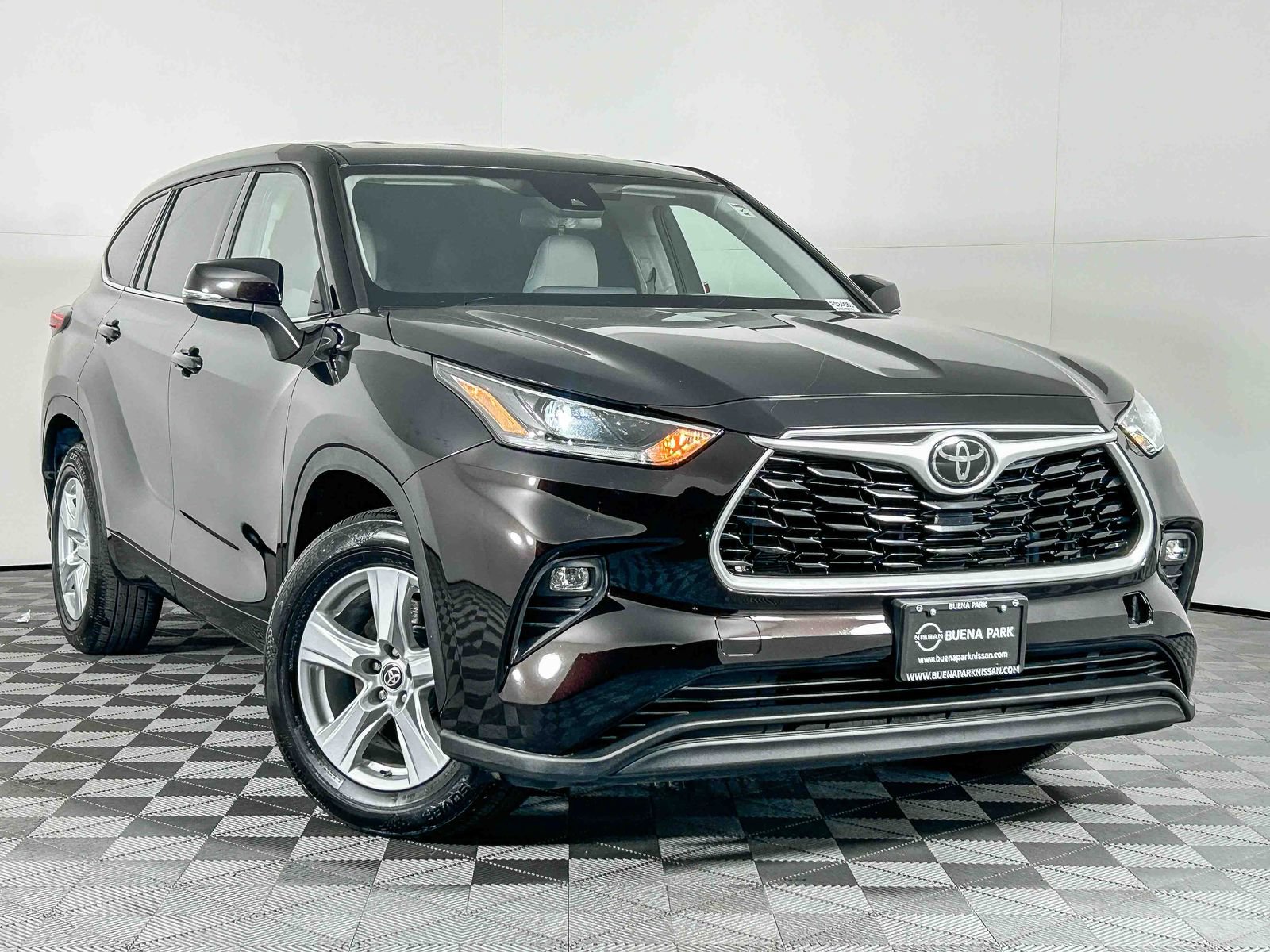 Used 2021 Toyota Highlander LE FWD image 1
