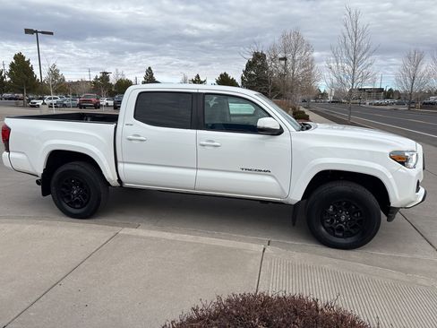 Used 2022 Toyota Tacoma 4x4 Double Cab image 4