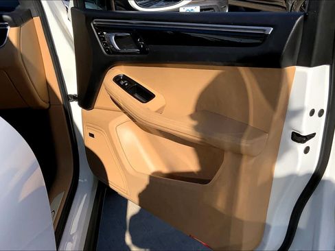 Used 2018 Porsche Macan S image 22