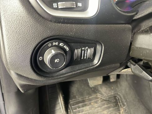 Used 2018 Jeep Renegade Latitude w/ Cold Weather Group AWD/4WD image 14