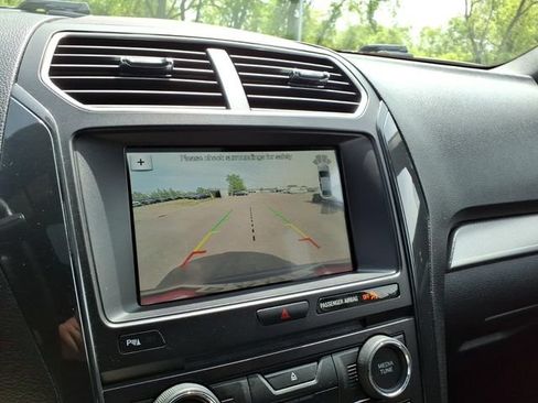 Used 2018 Ford Explorer XLT w/ Equipment Group 202A AWD/4WD image 24