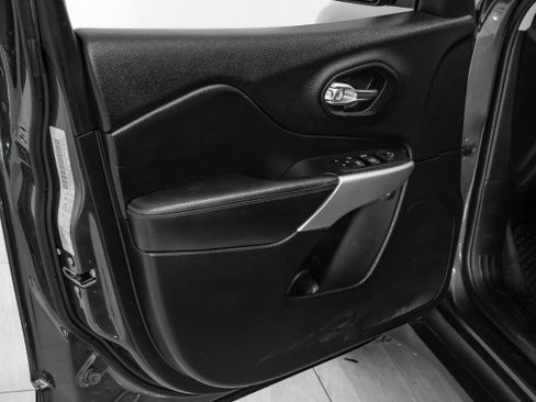 Used 2017 Jeep Cherokee Trailhawk w/ Cold Weather Group image 37