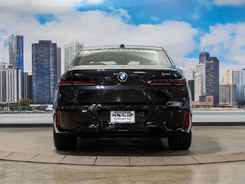 Used 2025 BMW 740i xDrive w/ Premium Package image 11