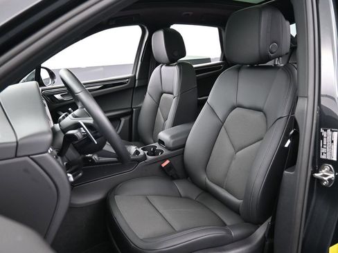 Certified 2025 Porsche Macan AWD/4WD image 5
