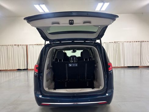 Used 2021 Chrysler Pacifica Touring FWD image 9