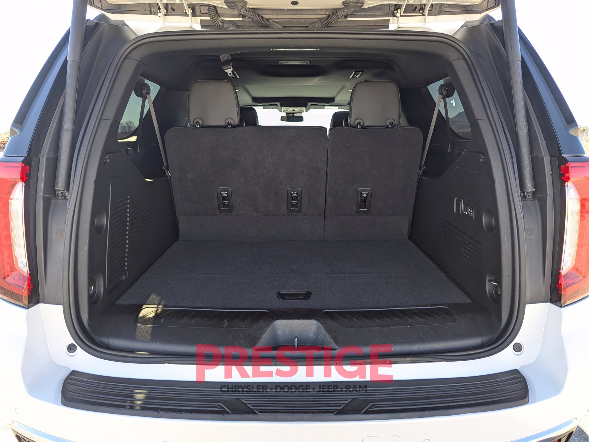 Used 2024 GMC Yukon XL SLT w/ SLT Premium Package AWD/4WD image 10