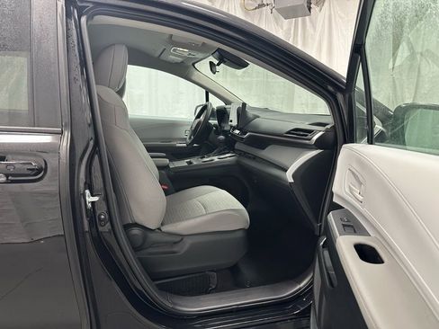 Used 2025 Toyota Sienna LE image 60