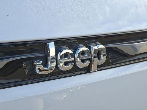 Used 2023 Jeep Grand Cherokee Laredo image 29
