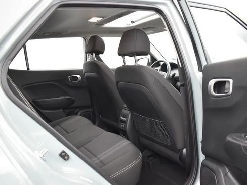 Used 2025 Hyundai Venue SEL image 18