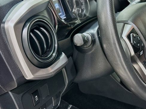 Used 2022 Toyota Tacoma SR5 AWD/4WD image 10