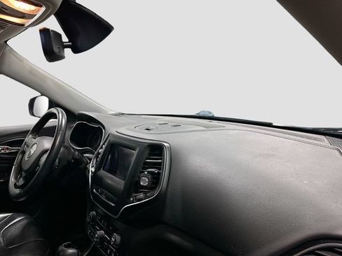 Used 2019 Jeep Cherokee Latitude Plus AWD/4WD image 28