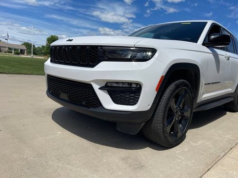Used 2024 Jeep Grand Cherokee Limited w/ Luxury Tech Group II AWD/4WD image 16