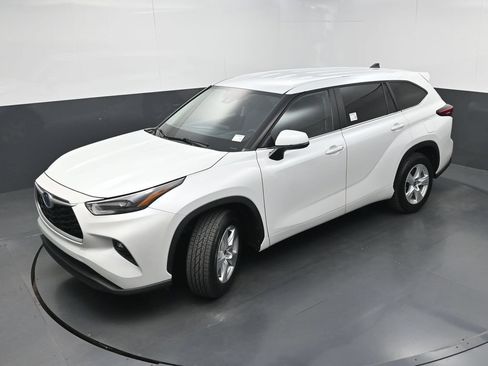 Used 2023 Toyota Highlander LE FWD image 33