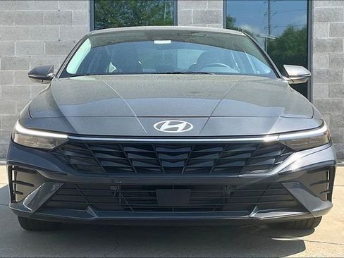 New 2025 Hyundai Elantra Limited image 16