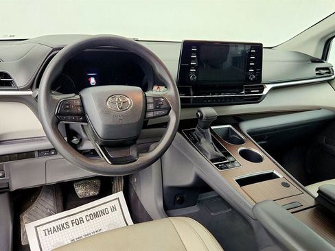 Used 2023 Toyota Sienna LE FWD image 11