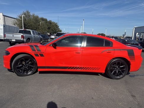 Used 2019 Dodge Charger SXT w/ Blacktop Package image 6