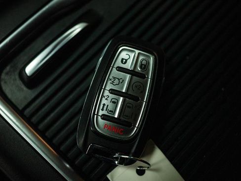 Used 2023 Chrysler Pacifica Touring-L FWD image 22