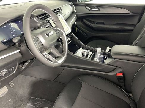 New 2025 Jeep Grand Cherokee L Laredo image 11