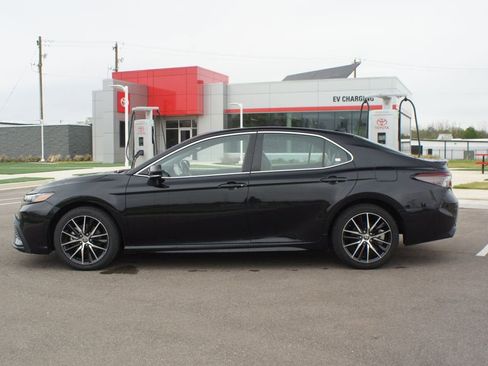 Used 2024 Toyota Camry SE image 11