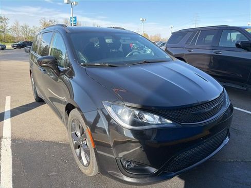 Used 2020 Chrysler Pacifica Touring-L Plus w/ S Appearance Package FWD image 3